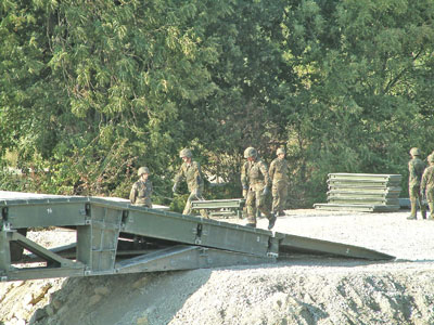 Restarbeiten beim Verlegen des Farbahnbelages!